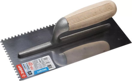 Гладилка нержавеющая ЗУБР &quot;ПРОФЕССИОНАЛ&quot; с деревянной ручкой, зубчатая, 4х4мм, 130х280мм 0806-04_z01 купить в Урае