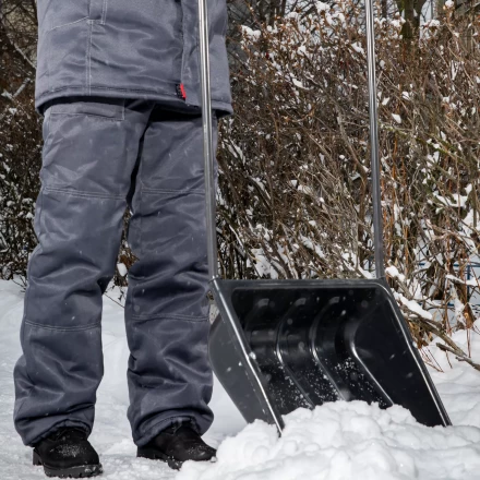 Движок для уборки снега пластиковый Сибртех, 570 х 470 х 1300 мм, стальная рукоятка, Россия, 615925 купить в Урае