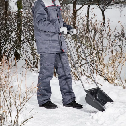 Движок для уборки снега пластиковый Сибртех, 570 х 470 х 1300 мм, стальная рукоятка, Россия, 615925 купить в Урае