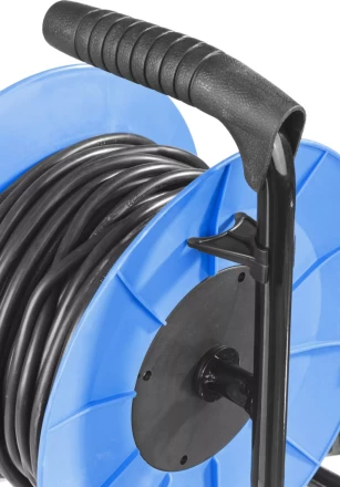 Удлинитель ЗУБР &quot;ПРОФЕССИОНАЛ&quot; на катушке, ПВС 3х1кв мм, 4 гнезда, макс мощн 2200Вт, 30м 55082-30 купить в Урае