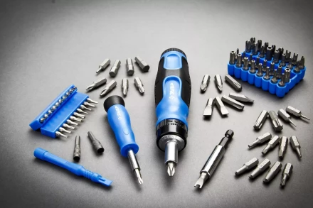 Набор ЗУБР &quot;ЭКСПЕРТ&quot;: Отвертка реверсивная с магнитным битодержателем и отсеком для бит в рукоятке, Cr-V, 130 предметов 25237-H129 купить в Урае