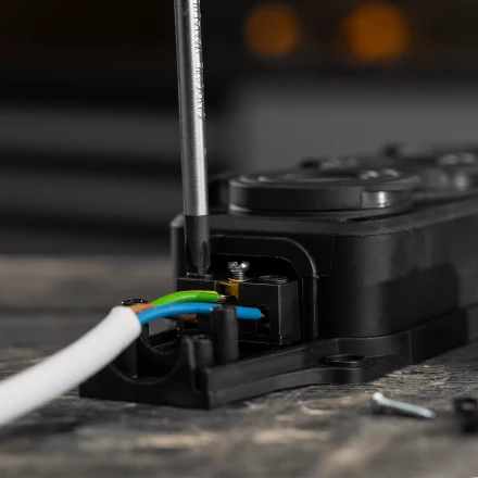 Шнур сетевой Denzel Energy Series, ПВС, 1,5 м, 3 x 1 мм, с неразборной вилкой, белый, 3 м, 37662 купить в Урае