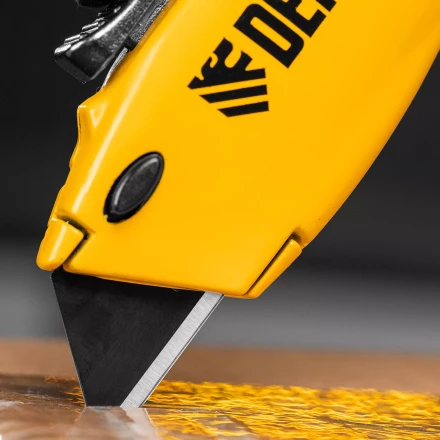 Нож Denzel, 19мм, сменное трапециевидное  лезвие, SK4, алюминиевый корпус, торцевой зажим купить в Урае