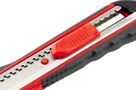 Нож 18мм, выдвижное лезвие, металлическая направляющая, эргономичная двухкомпонентная рукоятка MATRIX 78933 купить в Урае