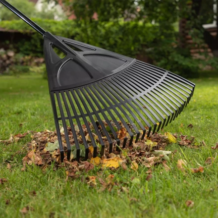 Грабли веерные пластиковые, 620 х 1750 мм, 27 плоских зубьев, алюминиевый черенок, Россия, Palisad 61806 купить в Урае