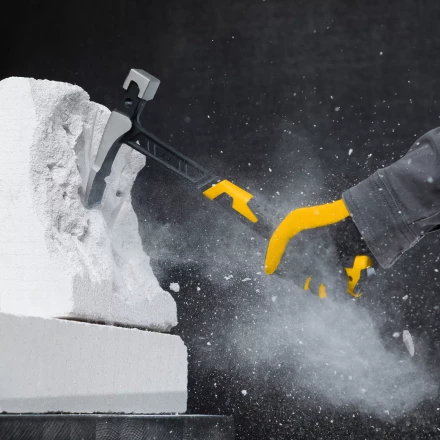 Молоток каменщика Denzel 10633, 680 г, цельнокованый, двухкомпонентная обрезиненная рукоятка купить в Урае