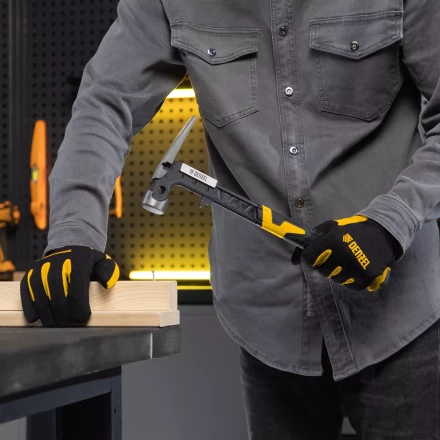 Молоток строительный 450 г, цельнокованый,боек с магнитом, двухкомп. обрезин. рук-ка Denzel 10468 купить в Урае