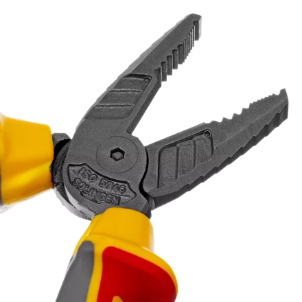 Плоскогубцы комбинированные Denzel 17086, диэлектрические трехкомпонентные рукоятки до 1000 В, 180 мм купить в Урае