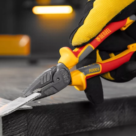 Плоскогубцы комбинированные Denzel 17086, диэлектрические трехкомпонентные рукоятки до 1000 В, 180 мм купить в Урае