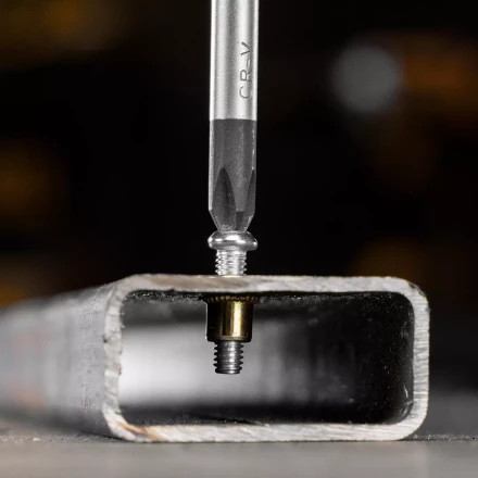 Заклепки резьбовые, стальные, оцинкованные, М4, пластиковый кейс, 140 шт. Denzel 40601 купить в Урае