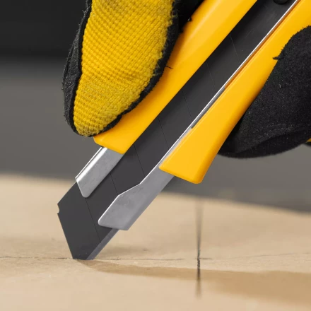 Нож Denzel, 18 мм, сменное лезвие, SK4, метал. направляющая, винтовой фиксатор, 78943 купить в Урае