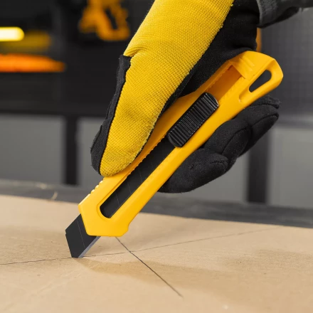 Нож Denzel, 18 мм, сменное лезвие, SK4, облегченный корпус, нажимной фиксатор, 78941 купить в Урае