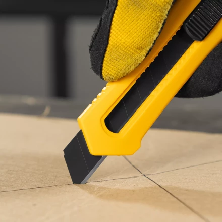 Нож Denzel, 18 мм, сменное лезвие, SK4, облегченный корпус, нажимной фиксатор, 78941 купить в Урае