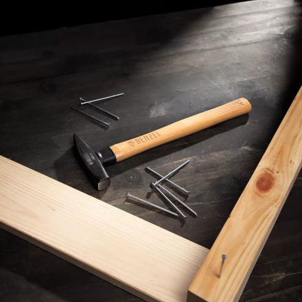 Молоток слесарный, 300 г Denzel, кованый квадратный боек, буковая рукоятка, 10427 купить в Урае