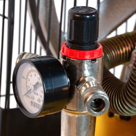 Компрессор воздушный, ременный привод BCI5500-T/200, 5.5 кВт, 200 литров, 850 л/мин Denzel 58128 купить в Урае