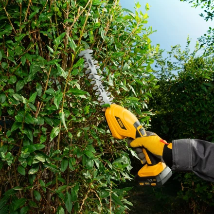 Ножницы-кусторез аккумуляторные Denzel CGS-100, 18В Li-Ion 59430 купить в Урае