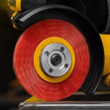 Щетка для УШМ, 100 мм, плоская, нейлоновая щетина, посадка 22,2 мм Denzel 74437 купить в Урае